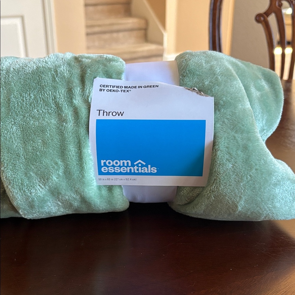NWTRoom Essentials sage Green Throw Blanket - Picture 1 of 1